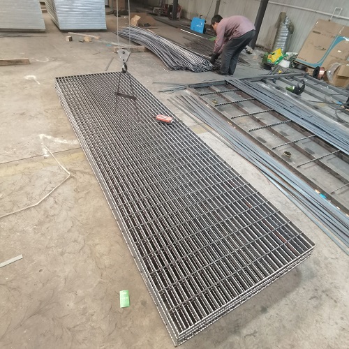 市政工程鋼格板選型：玻璃鋼格柵VS金屬格柵對(duì)比！