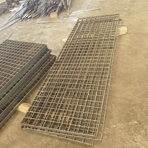 養(yǎng)殖場所鋼格柵：防堵塞與防腐蝕的設(shè)計(jì)方案