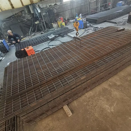 商業(yè)步行街鋼格柵系統(tǒng)：都市美學(xué)的功能載體